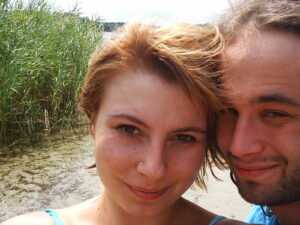 Read more about the article مغامرتي الساخنة مع غريب في فندق المطار أثناء إيقاف طارئ