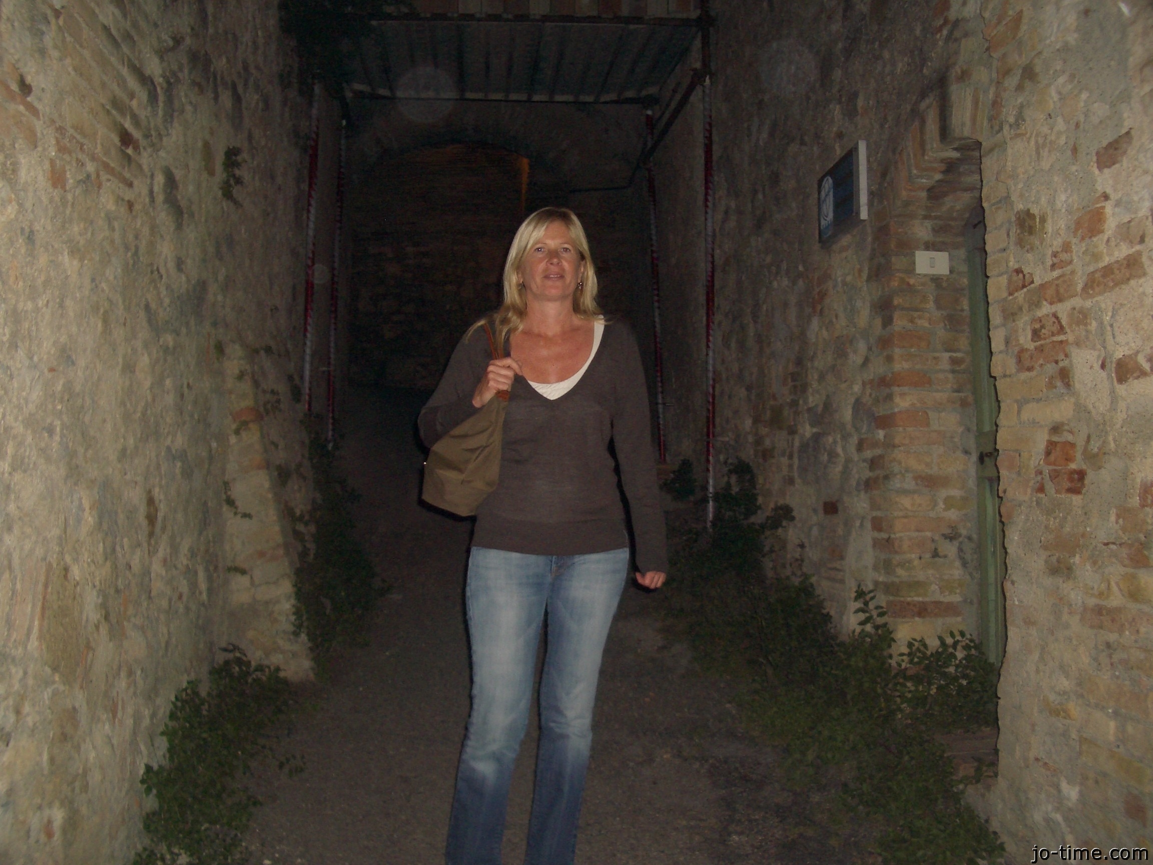 Read more about the article لقاء ساخن في فندق المطار: مغامرتي مع غريب أثناء الإيقاعة