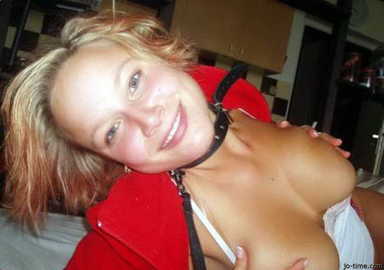 Read more about the article لقاء نار في فندق المطار: مغامرتي الساخنة مع غريب