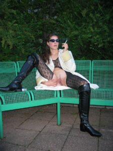 Read more about the article ليلة حارة في فندق المطار: مغامرة جنسية مع غريب