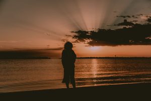 Read more about the article لقاء مثير مع غريب في فندق المطار: قصتي الحارة من دبي