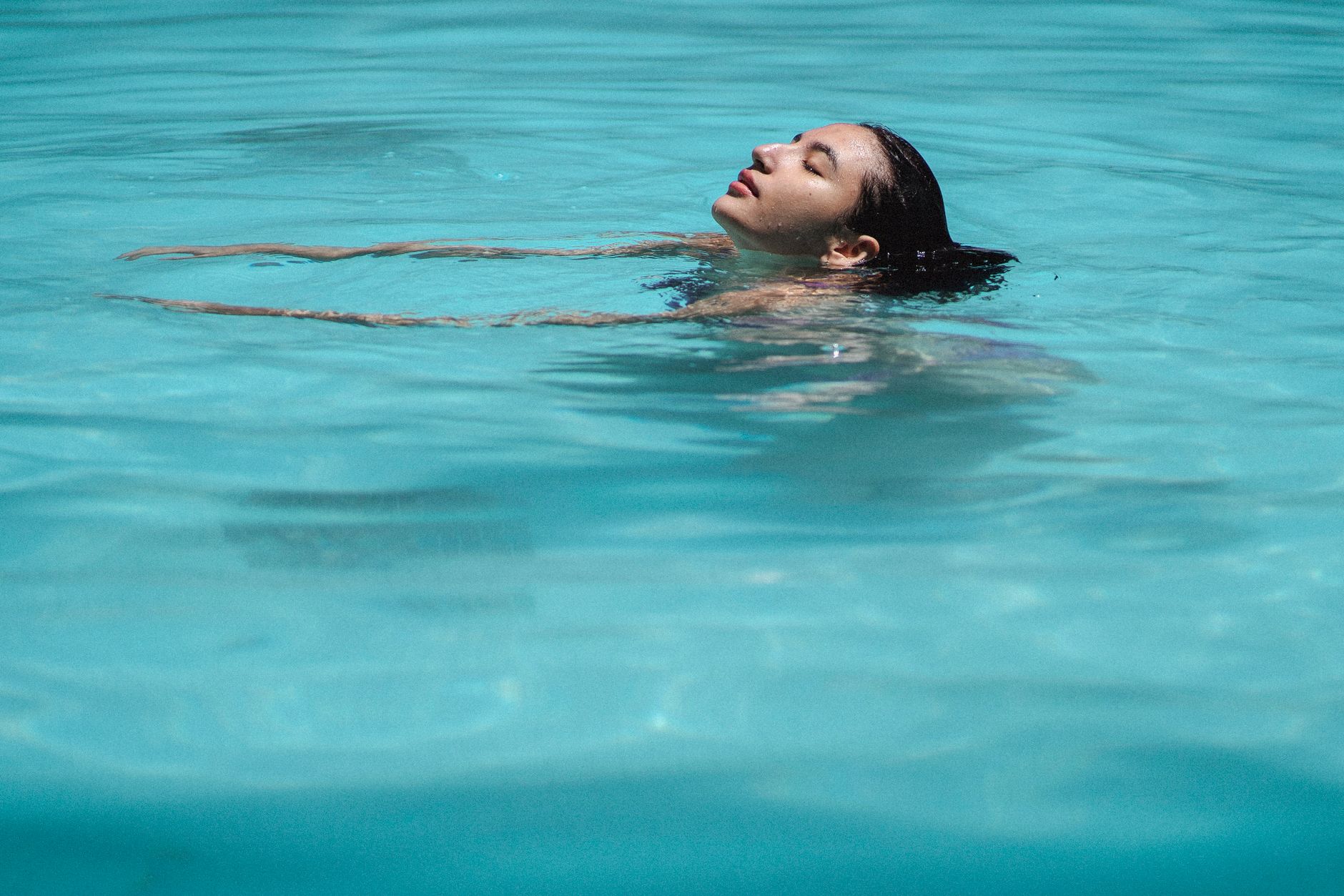 Read more about the article مغامرة امرأة عربية: لقاء حار مع غريب في فندق المطار