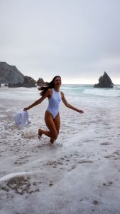 Read more about the article لقاء نار في فندق المطار: مغامرة سرية مع غريب