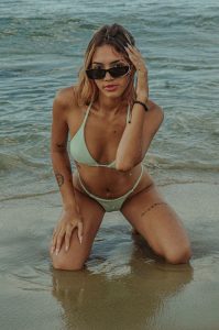 Read more about the article لقاء نار في فندق المطار: مغامرتي السرية مع غريب