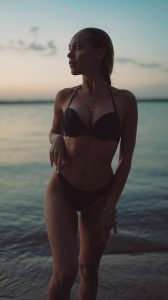 Read more about the article ليلة ممنوعة في قاعة المطار: مغامرة جنسية مع غريب أثناء عاصفة الرمال