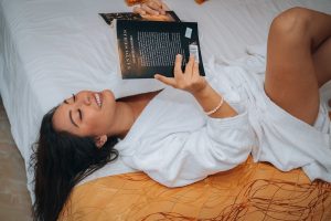 Read more about the article مغامرتي الساخنة مع غريب في فندق المطار أثناء إيقاف مفاجئ