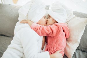 Read more about the article ليلة نارية في فندق المطار: مغامرة مع غريبة أثناء إيقاعي في باريس