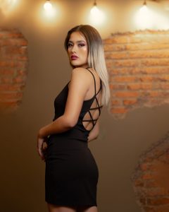 Read more about the article لقاء نار في فندق المطار: مغامرة سرية أثناء إيقاف طارئ